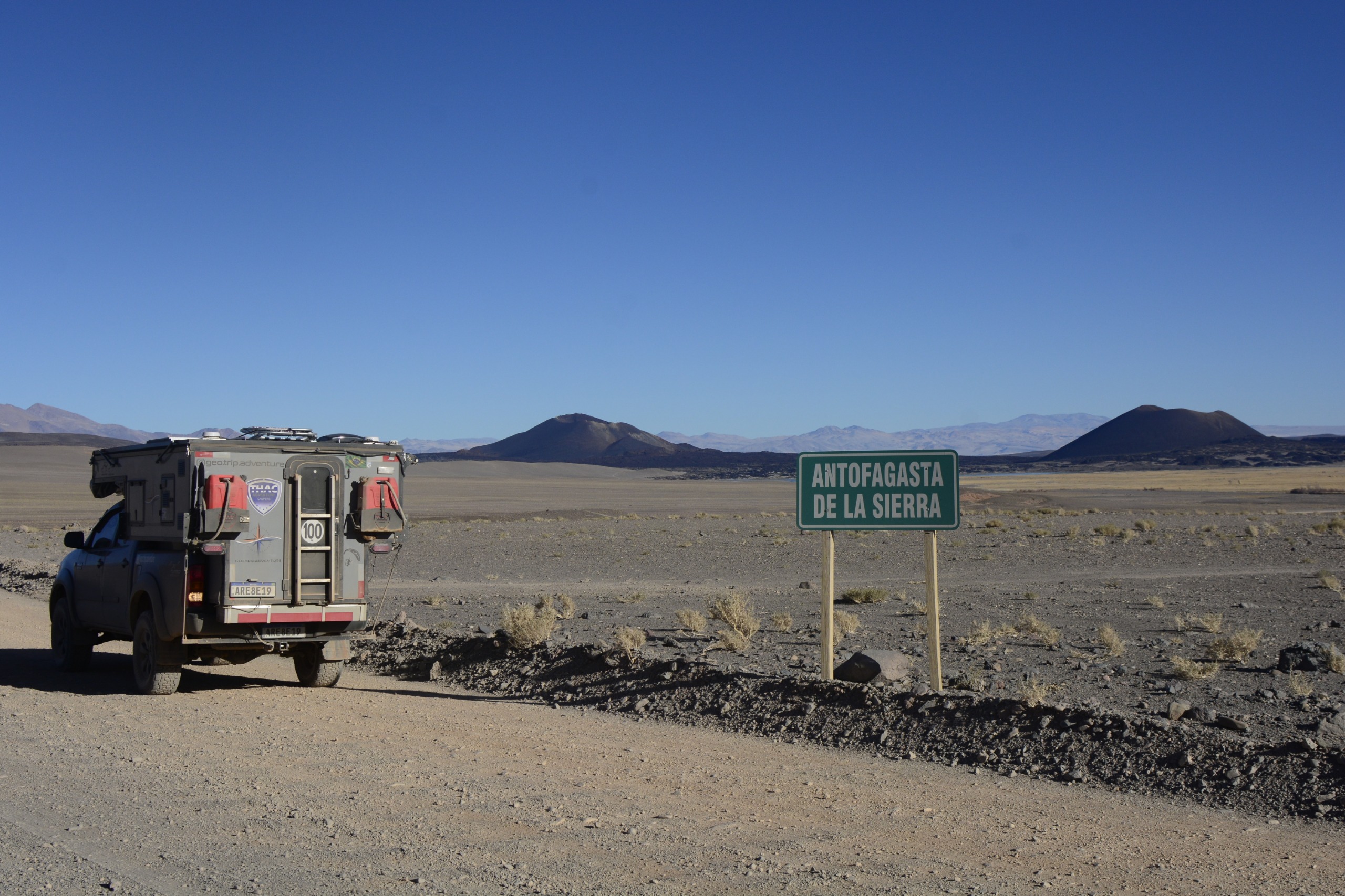 Veículo 4x4 junto a placa de Antofagasta de la Sierra